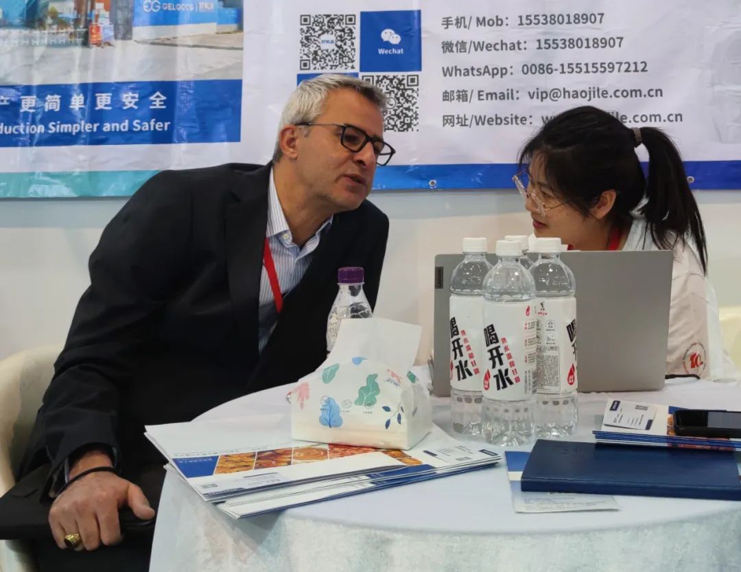 客戶參觀好機樂展位